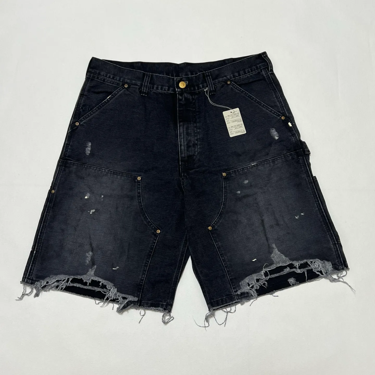 SAINT Mxxxxxx DOUBLE KNEE SHORTS/BLK Knee patches splashed with ink, washed and damaged denim shorts. Washed black S-XL. Custom woven and dyed denim denim with clear texture. Rewashed and faded to create local mottled fading/hole effects. Artificial distressing to simulate natural traces of wear. Original consistent damage treatment. Hand splashed ink and paint. Original consistent wash mark/pocket mark. Double knee patch. Rivet reinforcement. Improve functionality and enhance design.